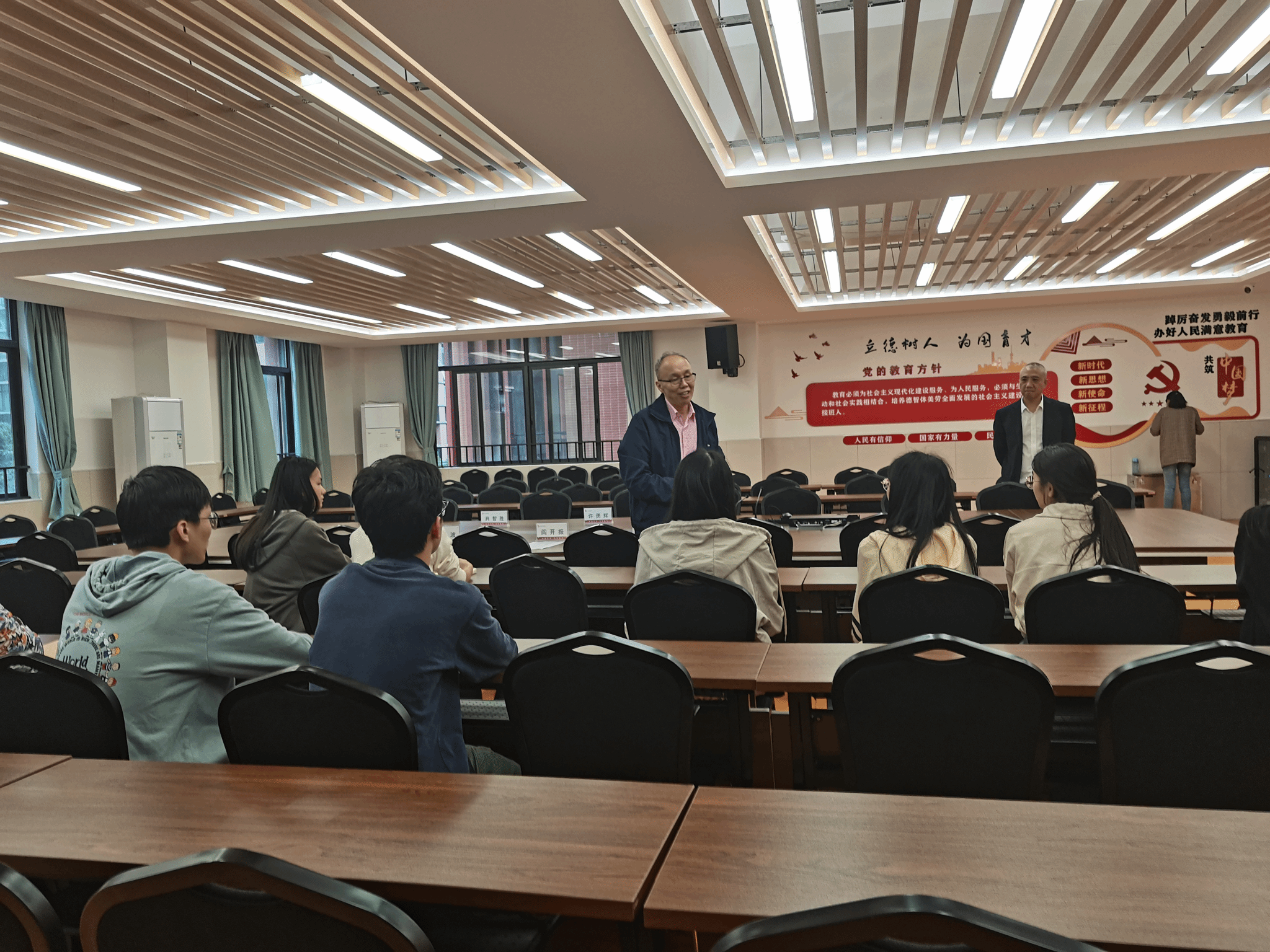阎开振院长与乐从第一实验学校实习生座谈.png 阎开振院长与乐从第一实验学校实习生座谈.png