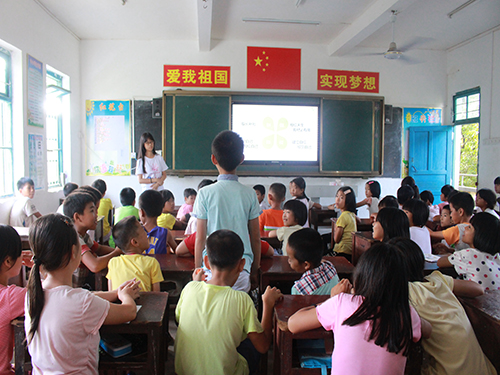 课堂上,小学生积极回答问题