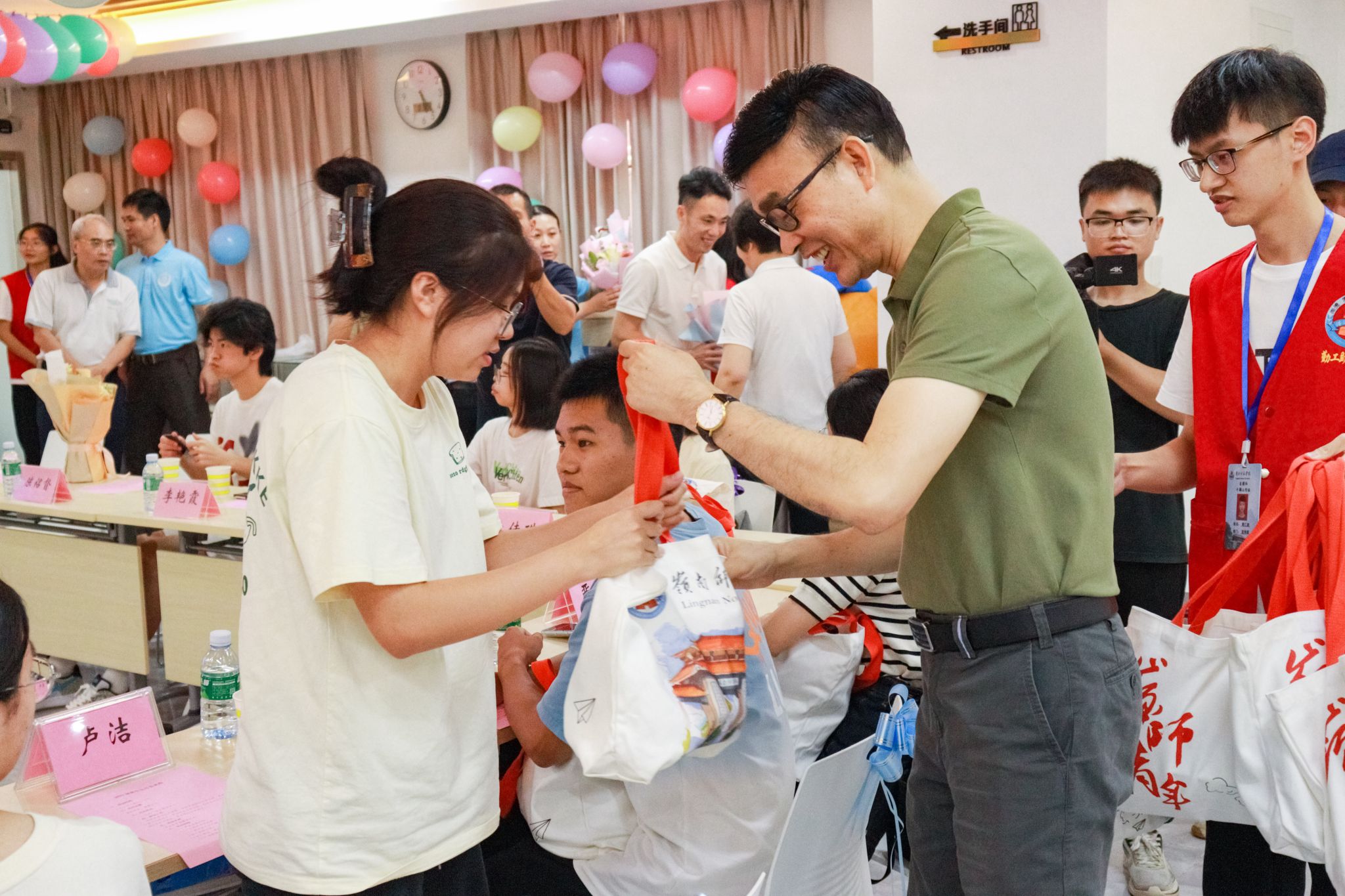 陈玉凤摄-59黄书记送礼物.jpg