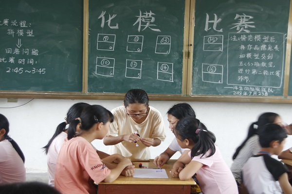 师生一同拼接化模