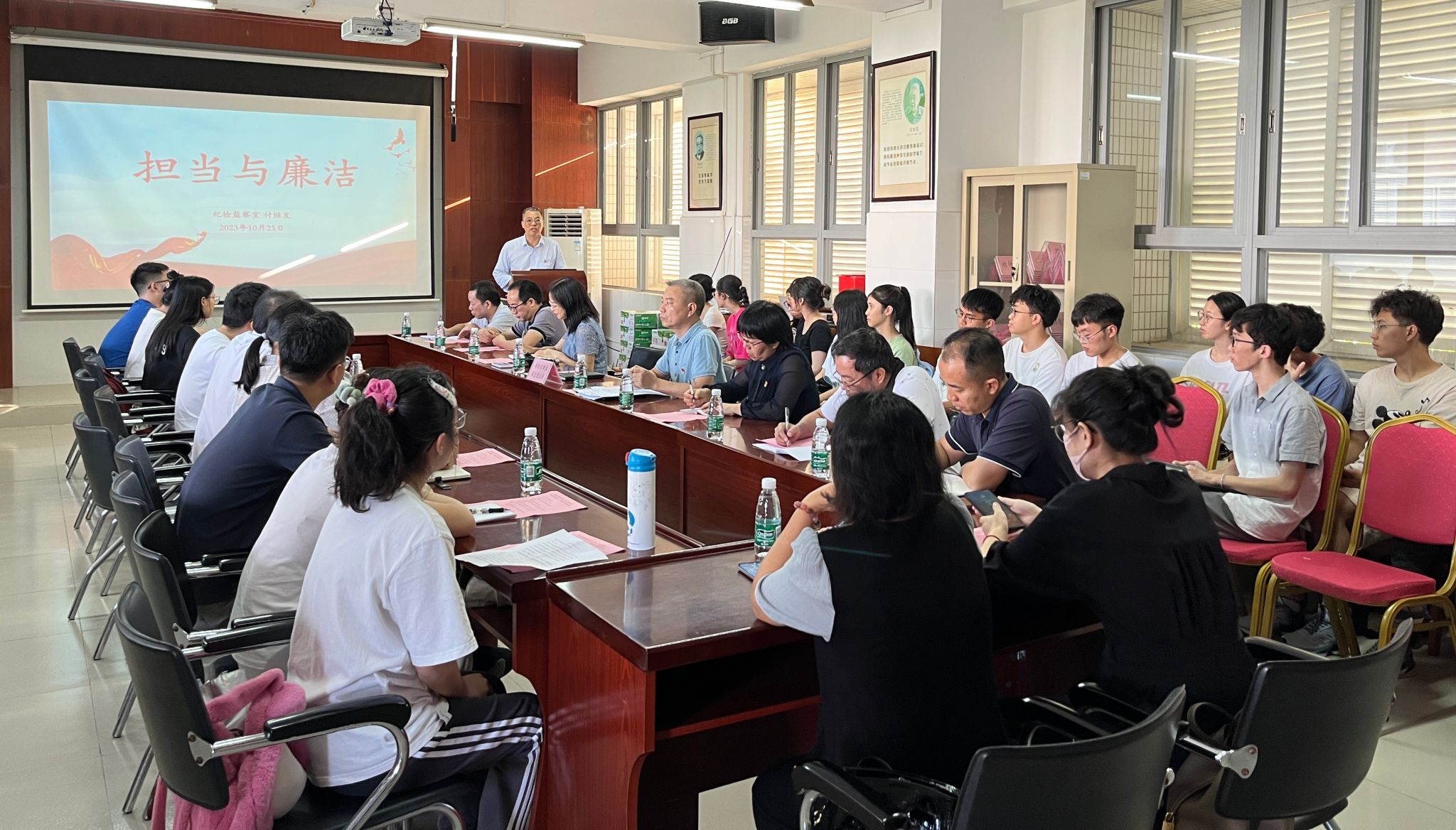 会议现场.jpg 会议现场.jpg