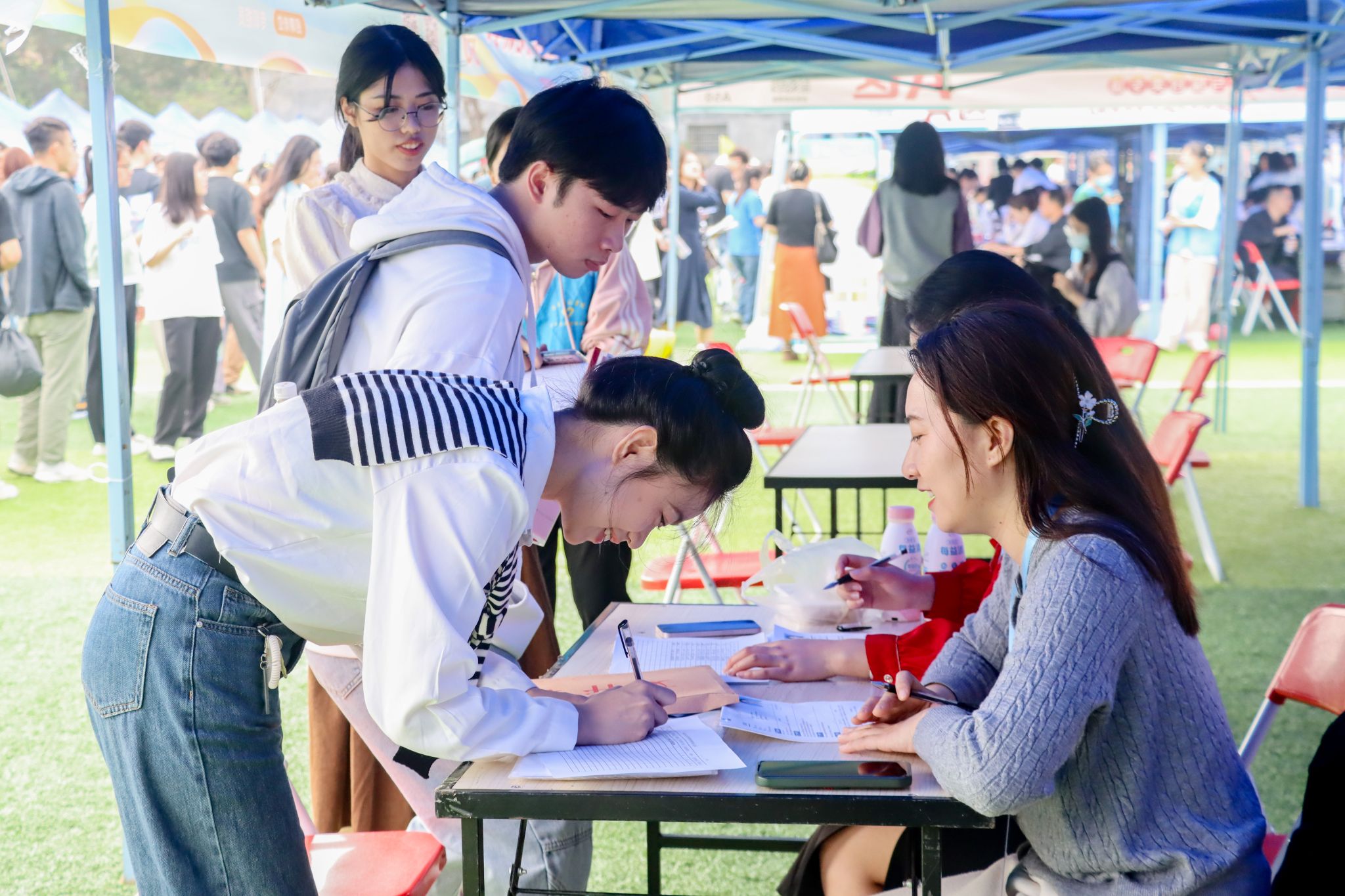 6 求职应聘现场 黄卓君摄.jpg