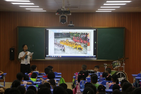 晓燕队员在介绍龙舟竞渡