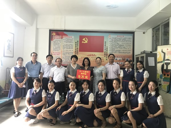 兰艳泽校长为幼儿园送上慰问金
