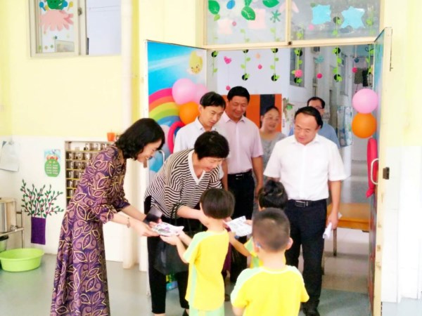 兰艳泽校长与幼儿园孩子亲切交谈