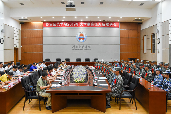 应征入伍学生合影